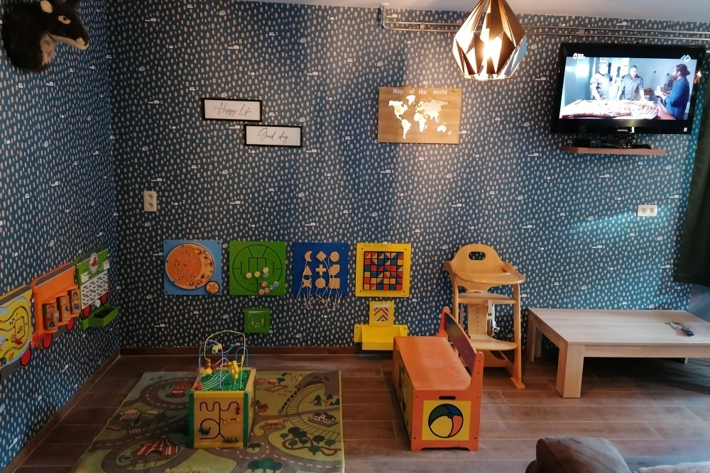 Camping Anderegg - Aufenthaltsraum mit TV und Spielen