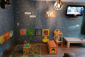 Camping Anderegg - Aufenthaltsraum mit TV und Spielen