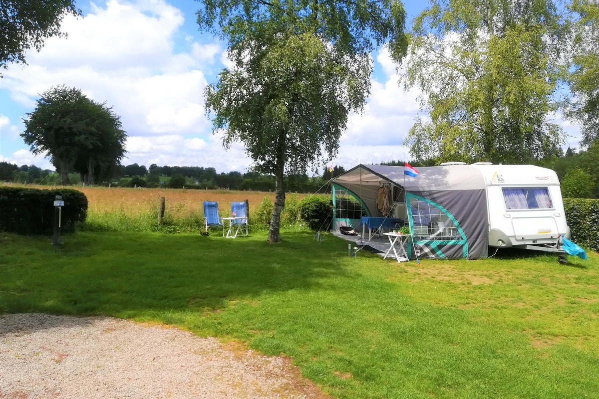 Camping Anderegg - Wohnwagen mit Vorzelt auf dem Campingplatz
