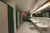 Camping Andrelwirt - Innenraum des Sanitärbereichs mit Toilettenkabinen, Waschbecken und Spiegeln