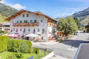 Nationalpark Camping Andrelwirt - Blick auf das Hauptgebäude des Campingplatzes mit Terrasse