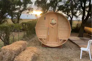Camping Animal King - Schlaffass auf dem Campingplatz