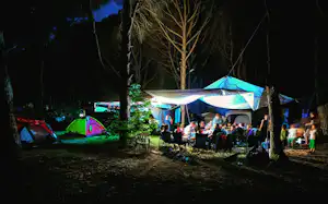 Camping ANT - Abendessen vor dem Zelt im Grünen in der Nacht