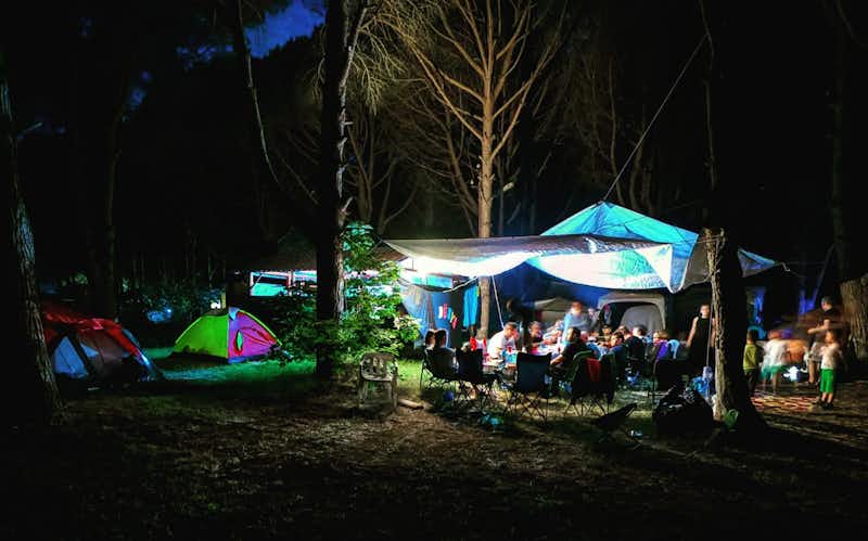 Camping ANT - Abendessen vor dem Zelt im Grünen in der Nacht