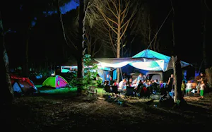 Camping ANT - Abendessen vor dem Zelt im Grünen in der Nacht