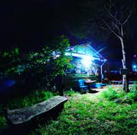 Camping ANT - Kiosk bei Nacht auf dem Campingplatz
