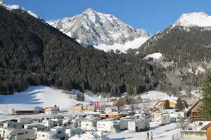 Camping Antholz - Übersicht auf das gesamte Campingplatz Gelände im schnee mit Blick auf die Berge