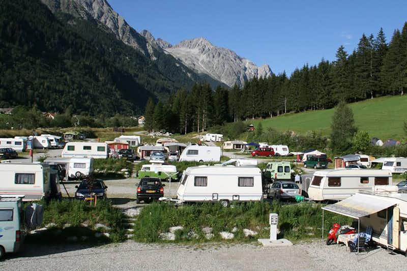 Camping Antholz - Wohnmobil- und  Wohnwagenstellplätze  umringt von Wald mit Blick auf die Berge