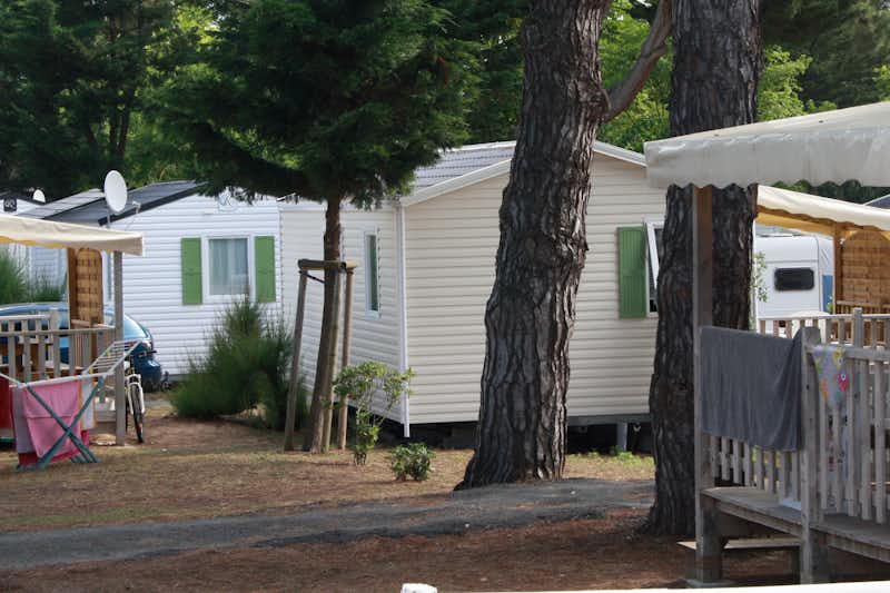 Camping Antioche -  Mobilheime mit Veranda auf dem Campingplatz