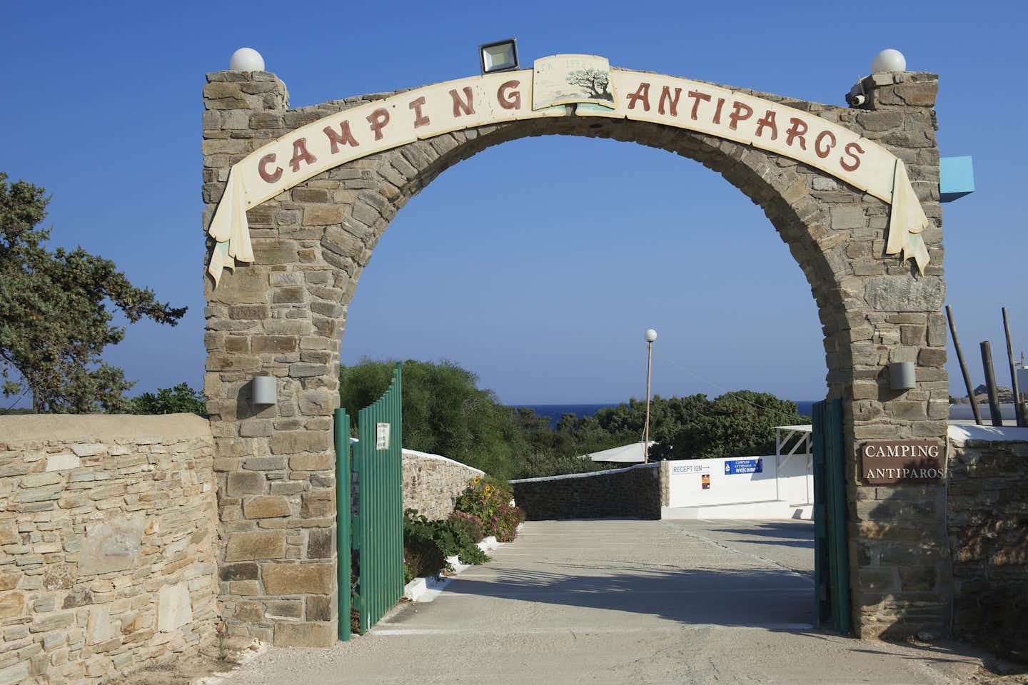 Camping ANTIPAROS - Eingang des Campingplatz