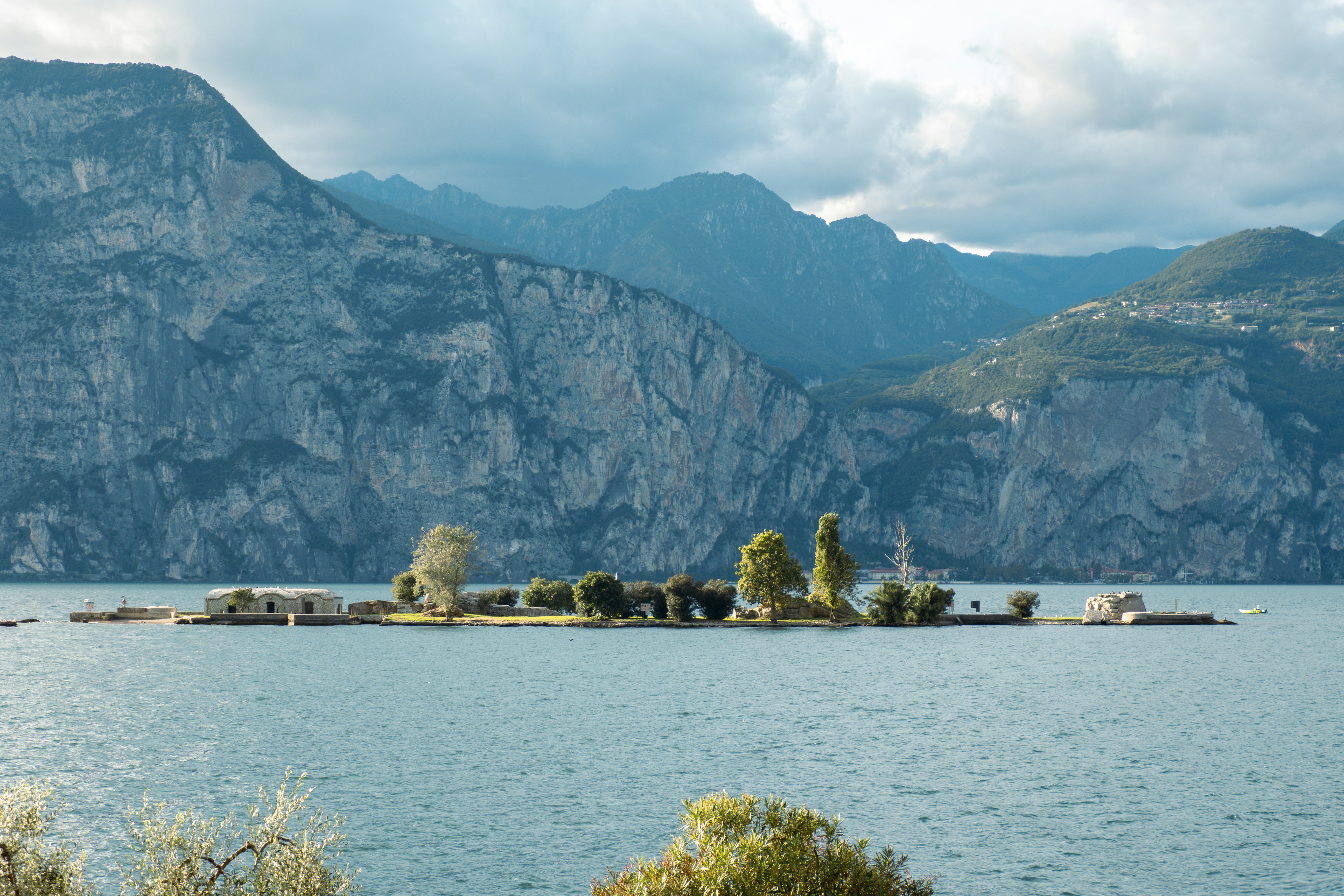 Camping Antonio - Blick auf den See und die Berge im Hintergrund