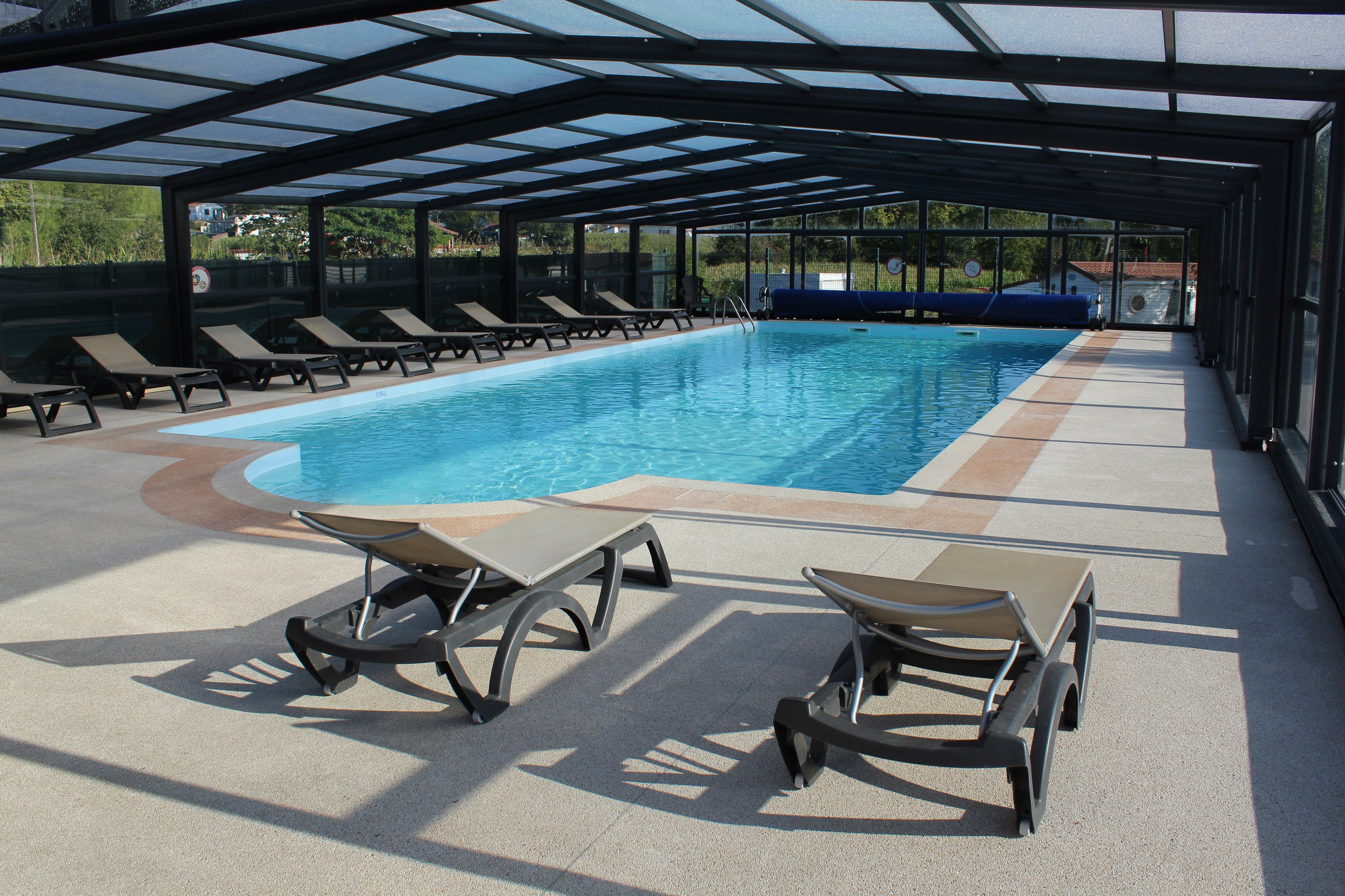 Camping Antton - Überdachter Pool auf dem Campingplatz