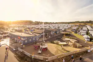 Camping Apelvikens - Luftaufnahme des Campingplatzes mit Kinderspielplatz