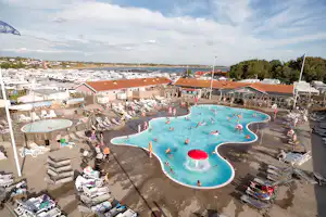 Camping Apelvikens - Luftaufnahme des Campingplatzes mit Pool im Freien