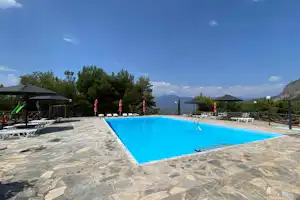 Camping Apollon - Campingplatz mit Pool, Liegestühlen und Sonnenschirmen
