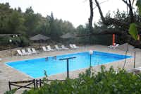 Camping Apollon - Gäste des Campingplatzes schwimmen im Pool