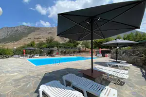 Camping Apollon - pool mit bergblick und liegestuhlen