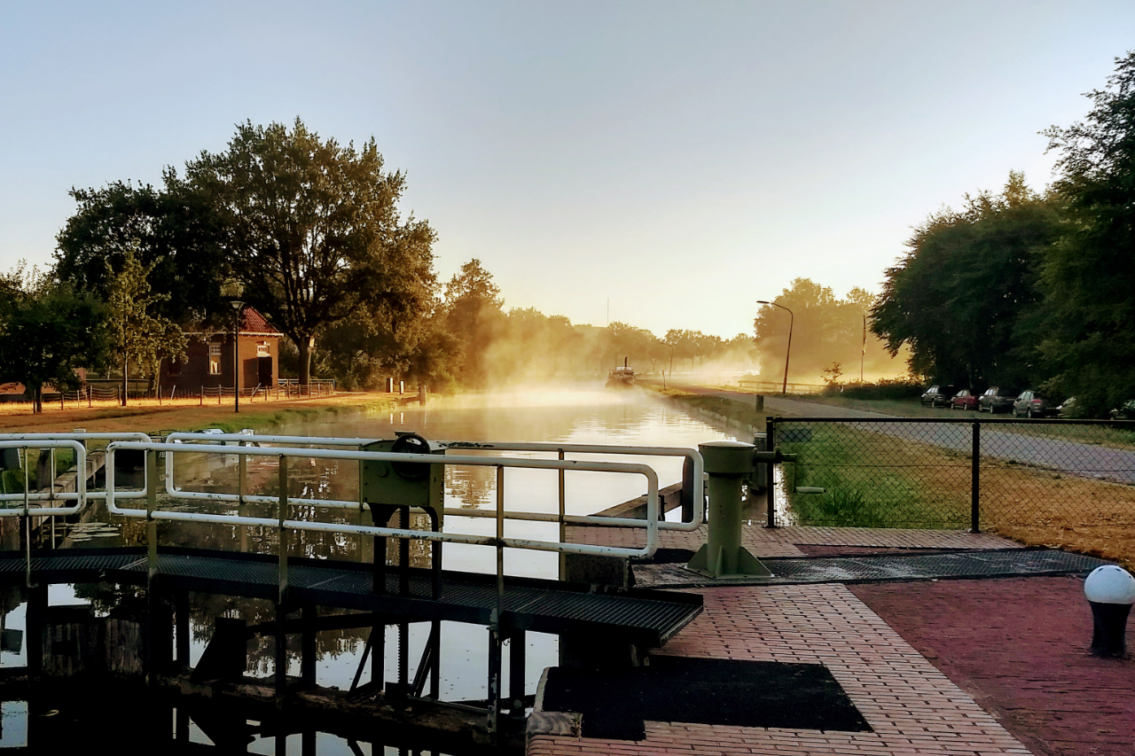 Camping & Appartement De Haarsluis - Kanal mit Nebel in der Nähe des Campinglatzes