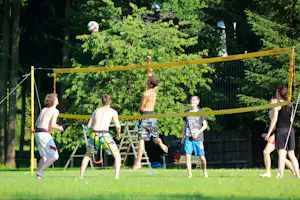 Camping aqua hema - Gäste beim Volleyballspielen auf der Wiese des Campingplatzes