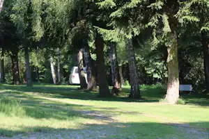 Camping aqua hema - Stellplätze im Schatten unter Bäumen auf dem Campingplatz