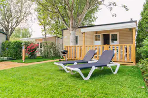 Camping Aquarius - Mobilheim mit Terrasse auf dem Campingplatz