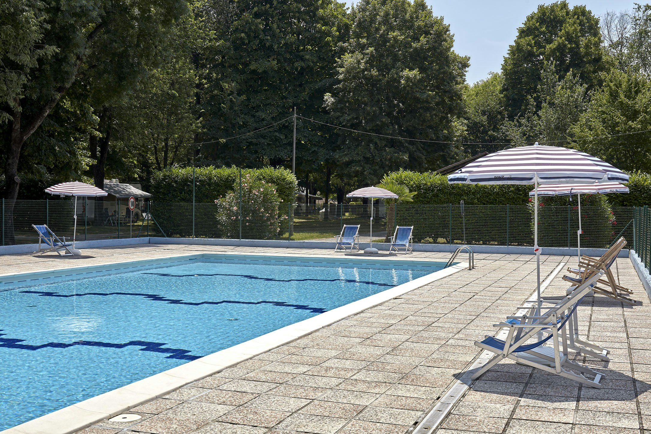 Camping Aquileia  - Pool im Freien mit Liegestühlen und Sonnenschirmen