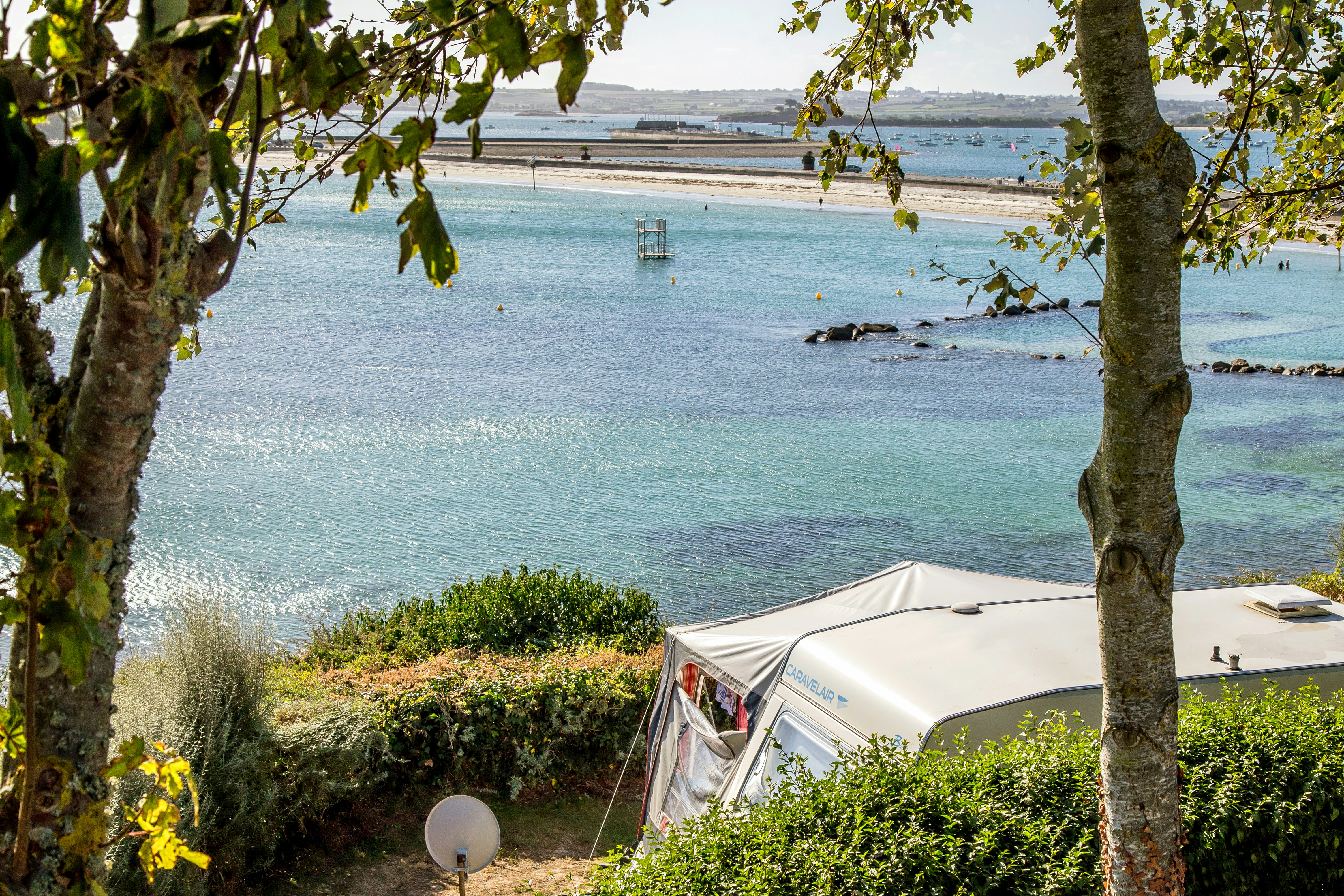 Camping Ar Kleguer  -  Wohnwagenstellplatz und Wohnmobilstellplatz vom Campingplatz mit Meerblick