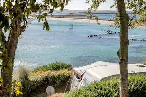 Camping Ar Kleguer - Wohnwagenstellplatz und Wohnmobilstellplatz vom Campingplatz mit Meerblick