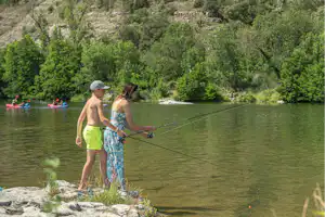Camping Arc en Ciel - Angeln im Fluss als Freizeitaktivität