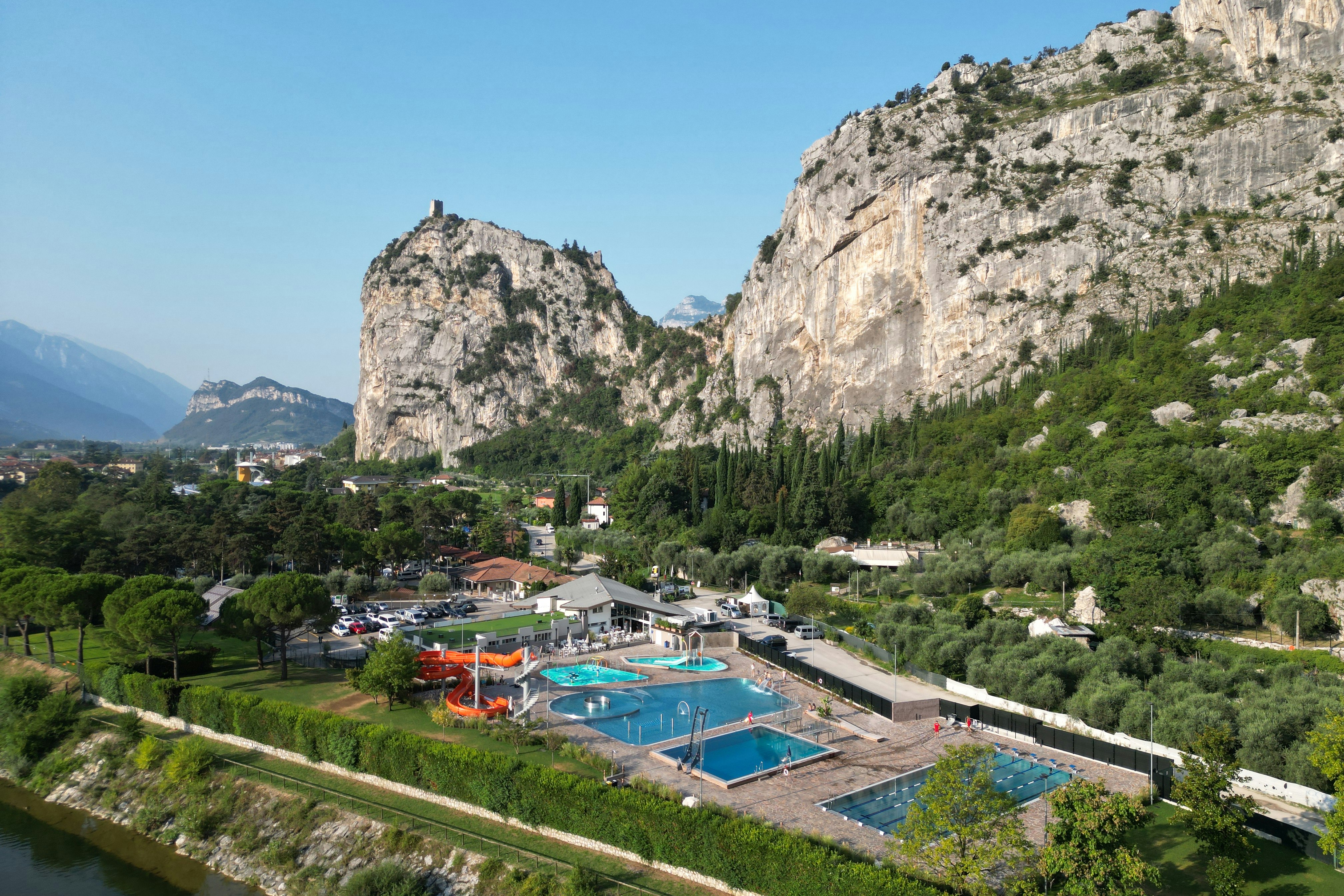 Camping Arco - Blick auf das Freibad auf dem Campingplatz mit Bergen im Hintergrund