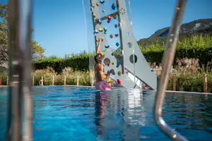 Camping Arco - Kletterwand im Freibad des Campingplatzes
