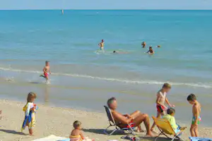 Camping Arcobaleno - Badegäste am Strand vordem Campingplatz mit Blick auf das ligurische Meer