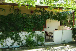 Camping Arcobaleno - Bungalow auf dem Campingplatz mit begrünter überdachter Veranda