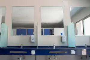 Camping Arena Blanca - Innenbereich des Sanitärgebäudes mit Waschbecken