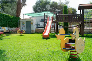 Camping Arena Blanca - Kinderspielplatz des Campingplatzes mit Rutsche, Wippen und Klettergebäude