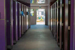 Camping Arena Blanca - Toiletten- und Duschkabinen im Innenbereich des Sanitärgebäudes