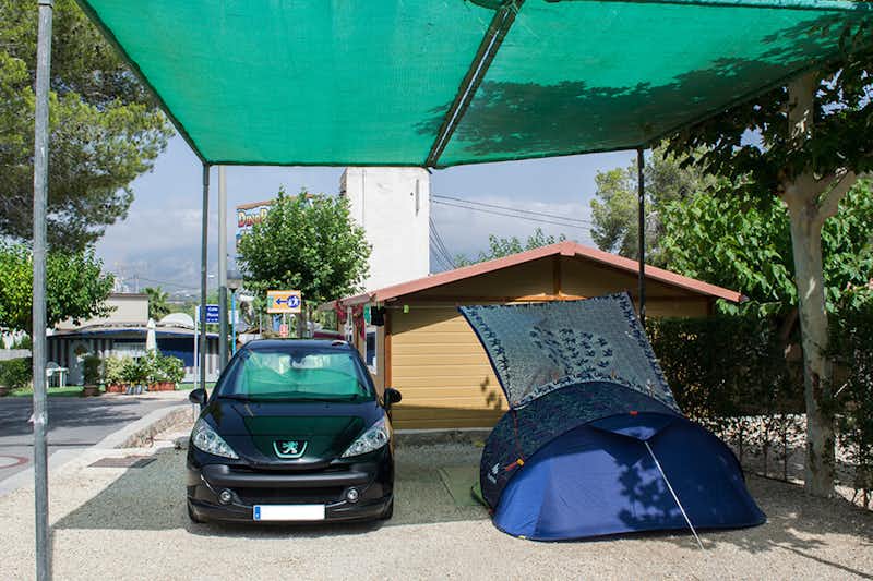 Camping Arena Blanca - Zelt und Auto auf einem überdachten Stellplatz des Campingplatzes