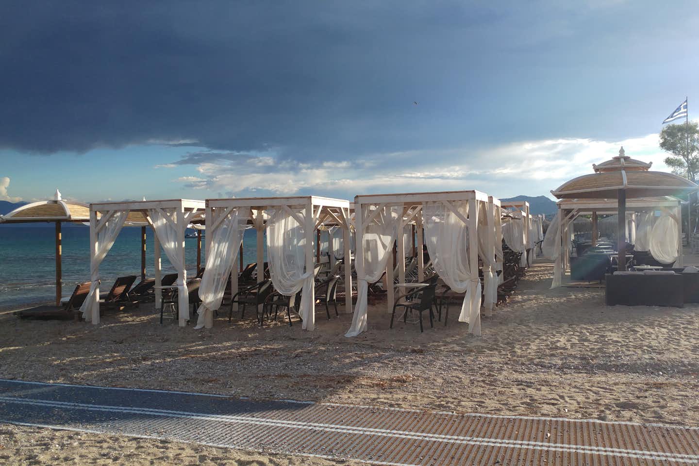 Camping Argolic Strand -  Badestrand mit Liegestühlen und Sonnenschirmen beim Campingplatz