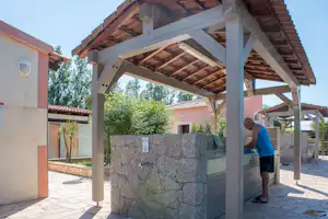 Camping Arinella Bianca - Überdachte Waschbecken im Freien im Sanitärbereich des Campingplatzes