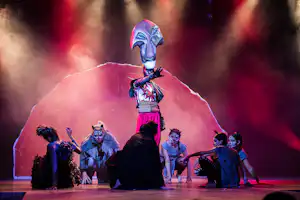 Camping Arinella Bianca - Verkleidete Schauspieler spielen ein Stück auf dem Campingplatz