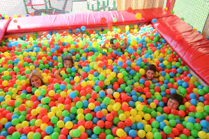 Camping Arizona - Kinder im Bällebad vom Campingplatz