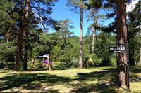 Camping Arlanza -  Spielplatz unter Bäumen auf dem Campingplatz