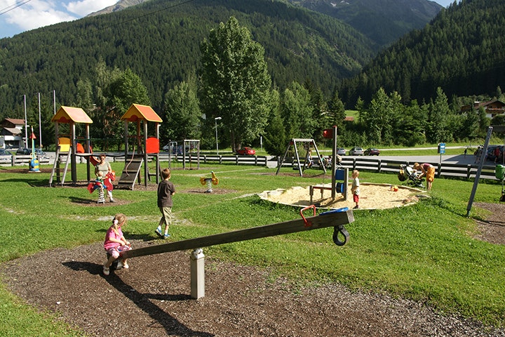 Camping Arlberg - Campingplatz mit Kinderspielplatz  im Grünen