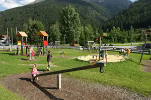 Camping Arlberg - Campingplatz mit Kinderspielplatz im Grünen