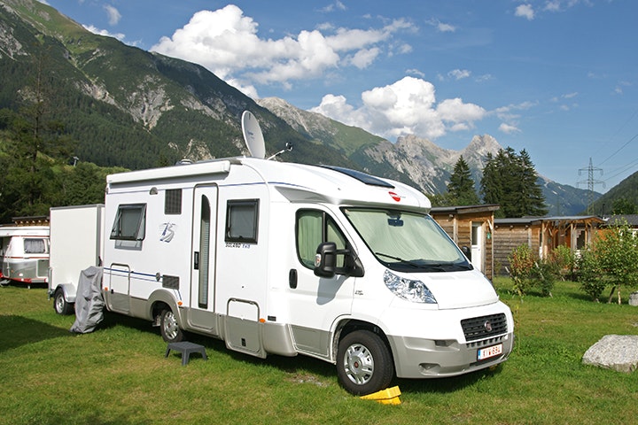 Camping Arlberg - Wohnwagenstellplätze auf dem Campingplatz mit Blick auf die Berge