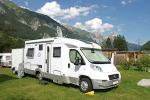 Camping Arlberg - Wohnwagenstellplätze auf dem Campingplatz mit Blick auf die Berge