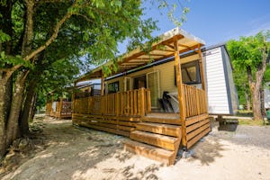 Camping Domaine Arleblanc - Mobilheim mit Terrasse auf dem Campingplatz