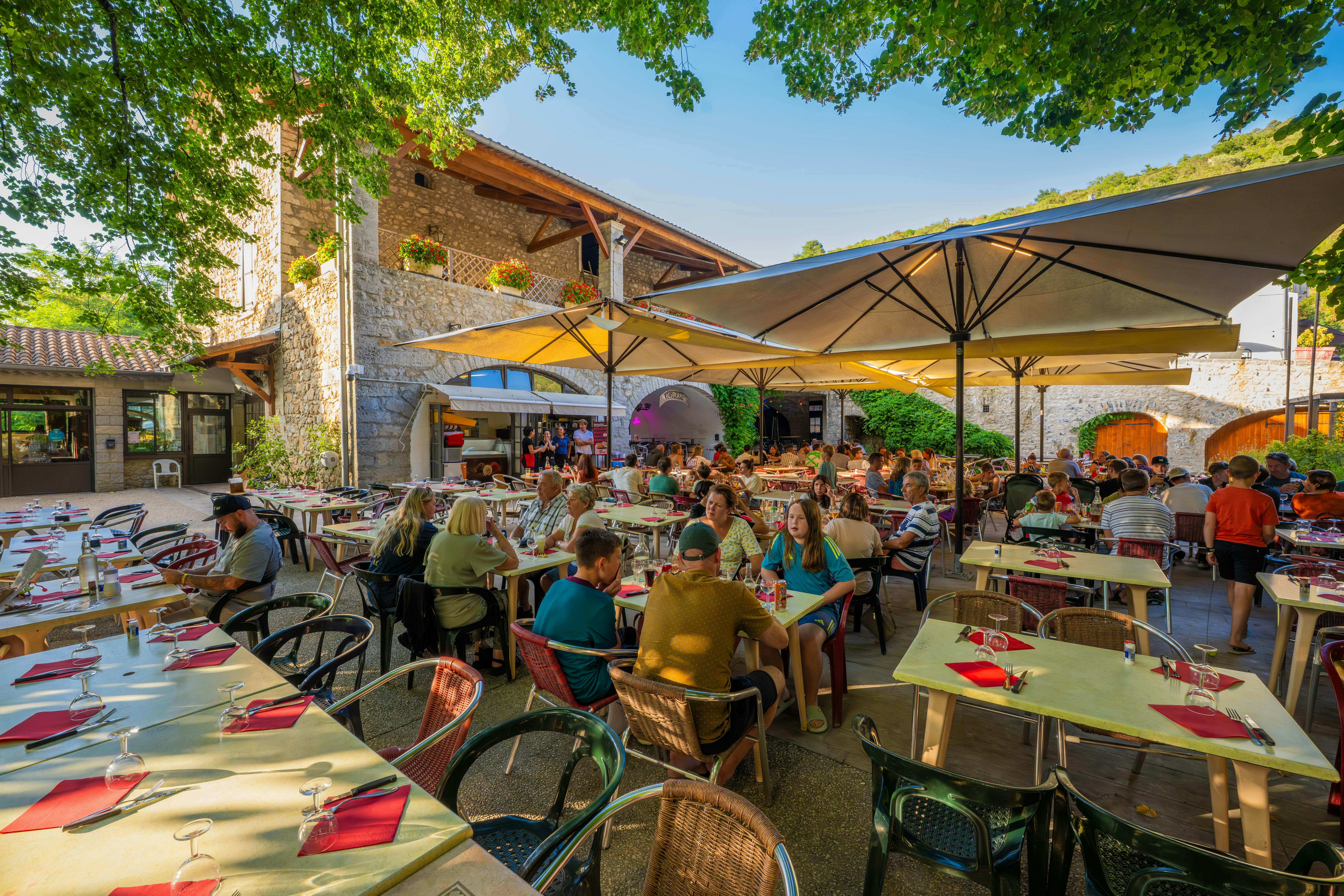 Camping Domaine Arleblanc  - Restaurant mit Terrasse auf dem Campingplatz