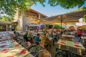 Camping Domaine Arleblanc - Restaurant mit Terrasse auf dem Campingplatz