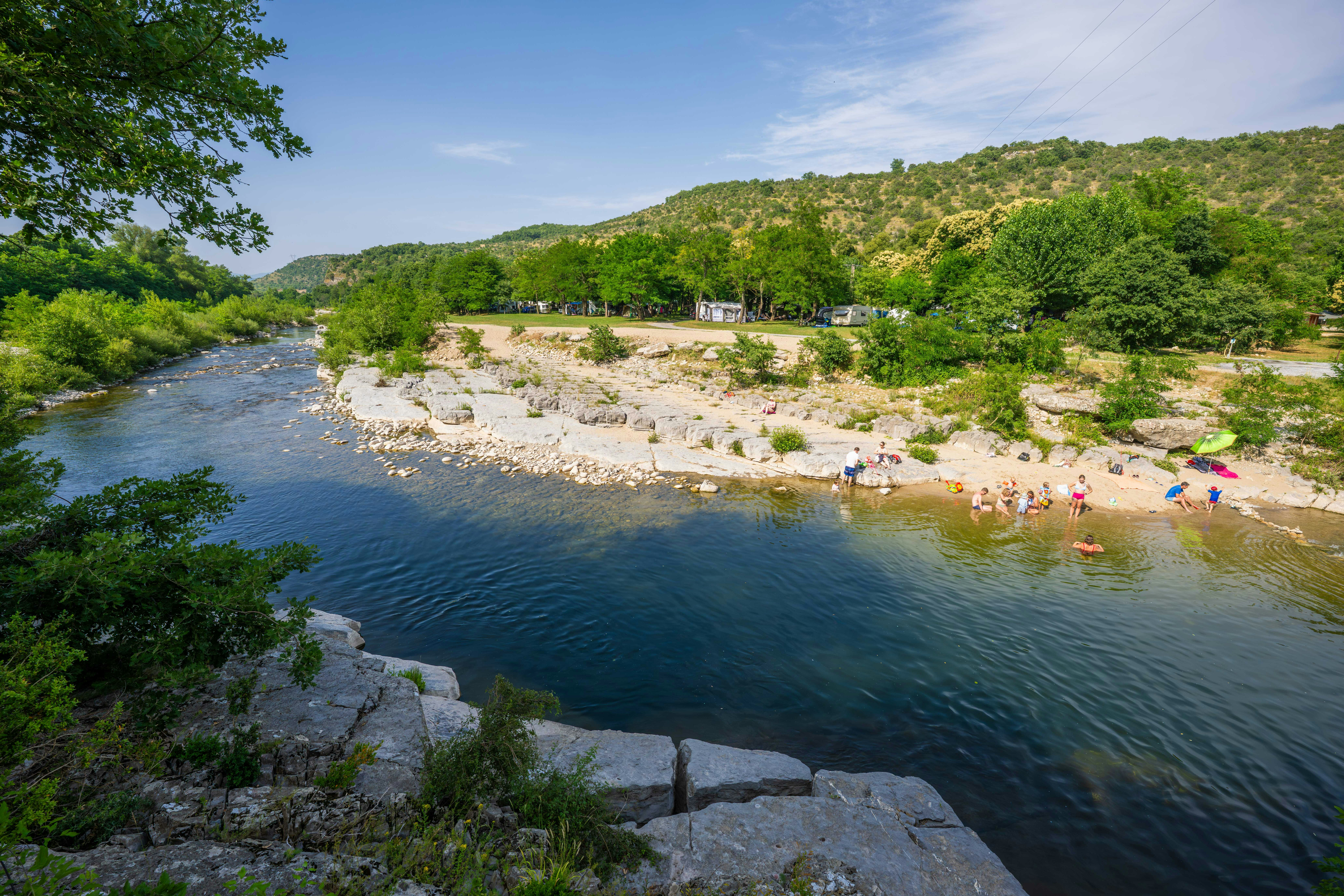 Camping Domaine Arleblanc - Blick auf den Fluss am Campingplatz